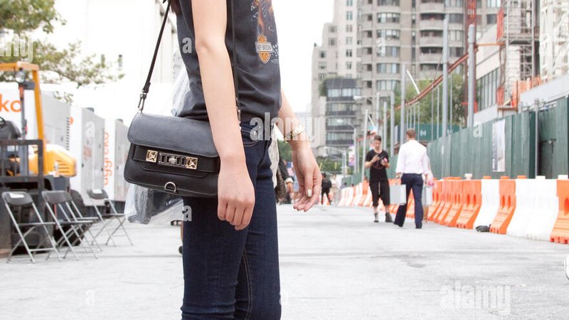 都市情感剧场：深夜食堂的邂逅与告别